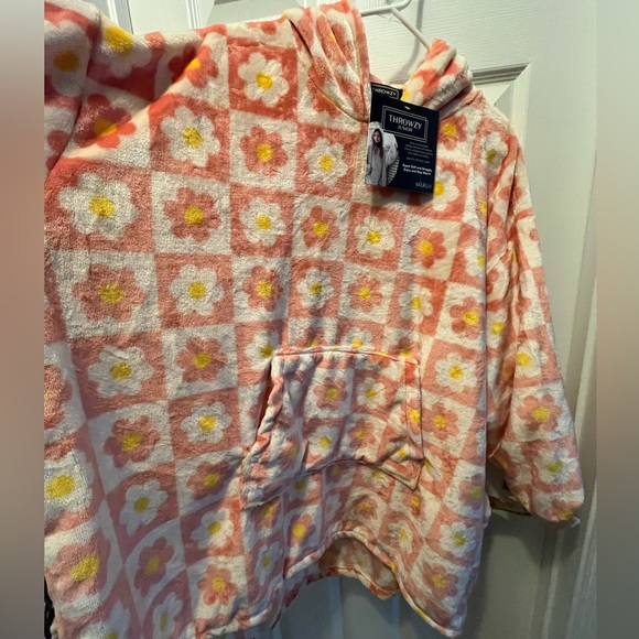 NWT THROWZY Checkerboard Daisy Wearable Hooded Oversized Throw One Size Junior - Picture 8 of 8